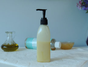 How to make an oil-free facial cleanser at home